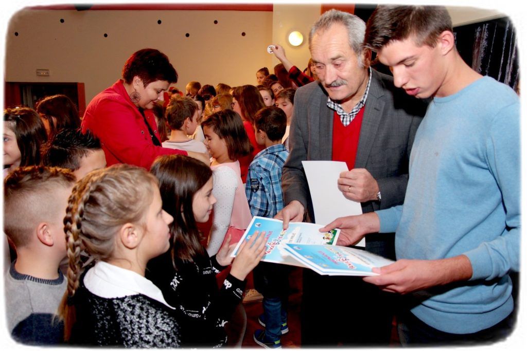 Dodijeljena priznanja – Prvak dobrote 2016 10 djeca 888