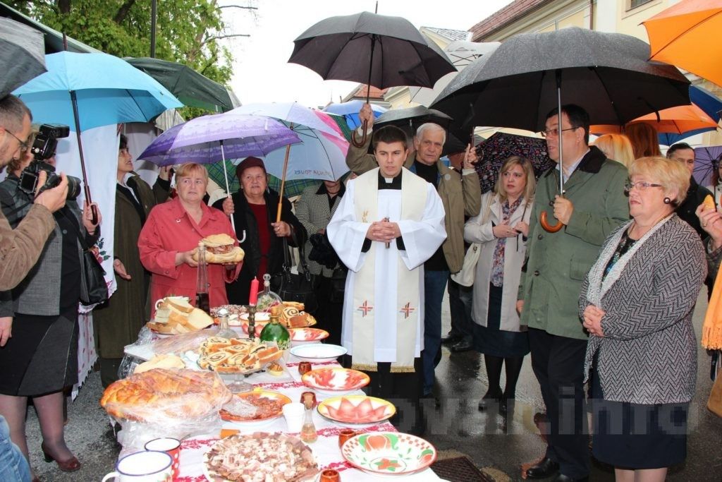 Upriličeno tradicionalno Uskrsno jutro bilogorskog kraja ispred bjelovarske katedrale 2017 4 preuskrsnojutro2017 93