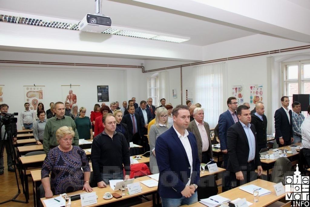 Gradski aktualni sat o vlasništvu Doma kulture, otklanjanju azbesta, zastavama po gradu, nazivu manifestacije, školama, cestama, projektima te kreditnom zaduženju grada 2017 vijeće 47