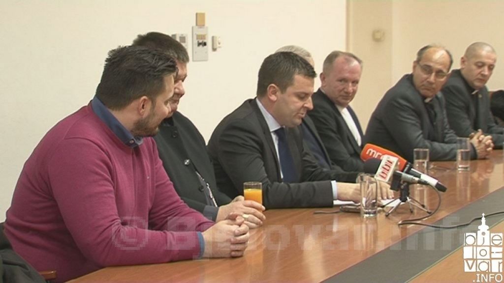 Druženje s predstavnicima crkve te zamolba za posvećivanje gradske vijećnice i postavljanje križa koji bi najviše pomogao u daljnjem radu 2017 gradcrkva 10