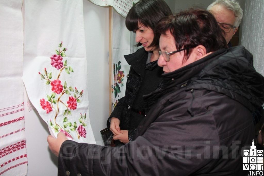 U Bjelovaru otvorena izložba rukotvorina „Tkani tragovi“ u Srpskom kulturnom centru 2018 srbirucniradovi 67