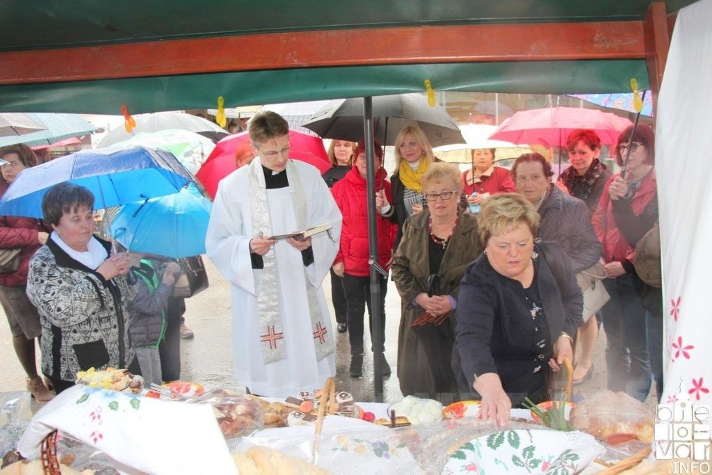 Članice udruge Srce Bilogora BBŽ upriličile tradicionalno Uskrsno jutro bilogorskog kraja ispred bjelovarske Katedrale 2018 uociuskrsa 172