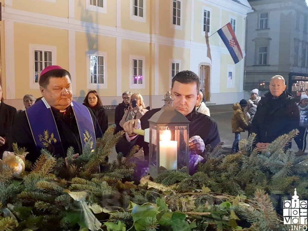 Upaljena četvrta adventska svijeća na adventskom vijencu ispred bjelovarske Katedrale 2018 cetvrta advenstak svijeca 3