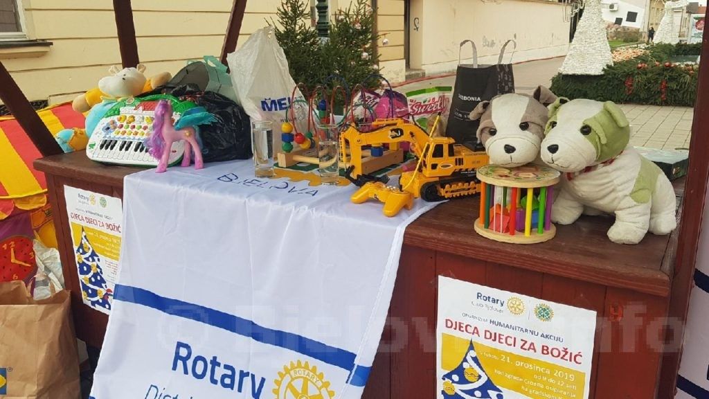 Humanitarna akcija Rotary kluba Bjelovar na bjelovarskom korzu: Prikupljaju se donacije 2019 bjelovarinfo akcija 21 12 2019 1