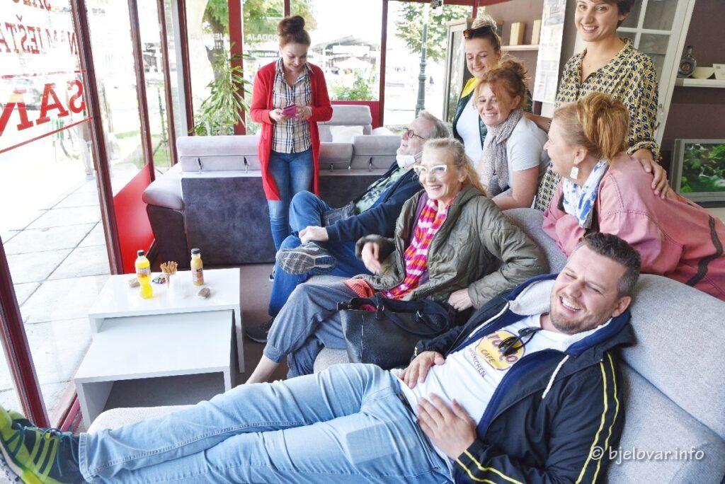 U Bjelovaru održana jedinstvena Izložba glumaca u sklopu 18. BOK Festa 2021 08 30 sajam 1 159