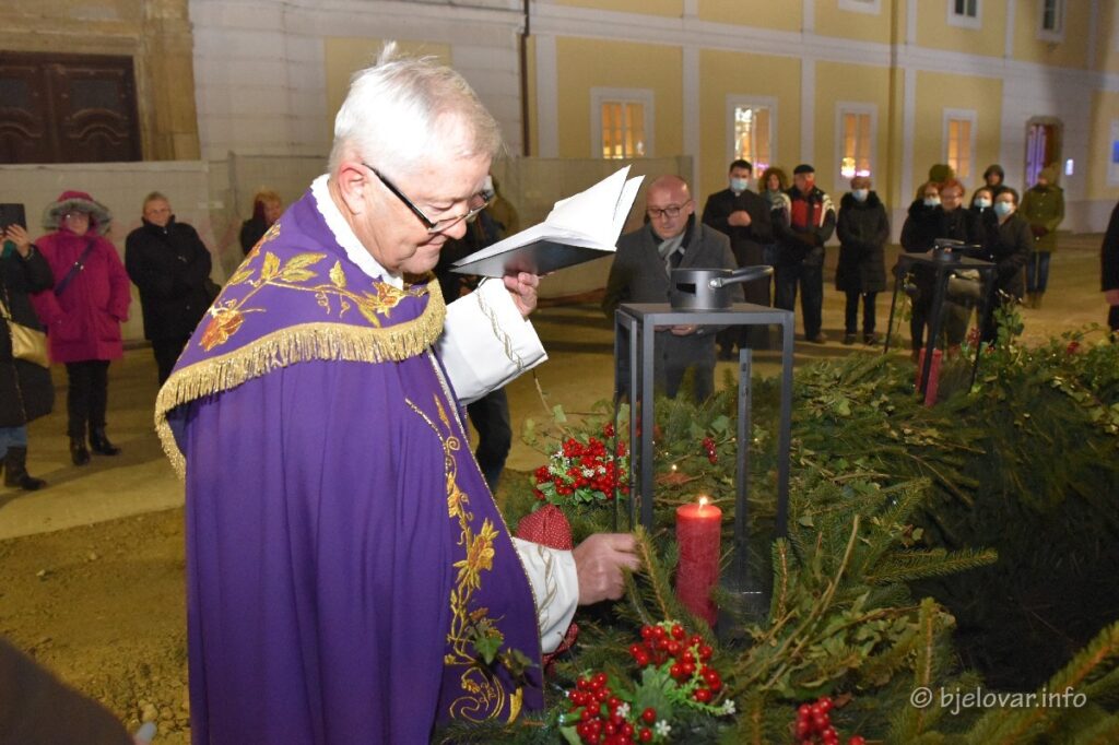 Upaljena treća adventska svijeća u Bjelovaru 2021 12 11 adventska svijeca 28