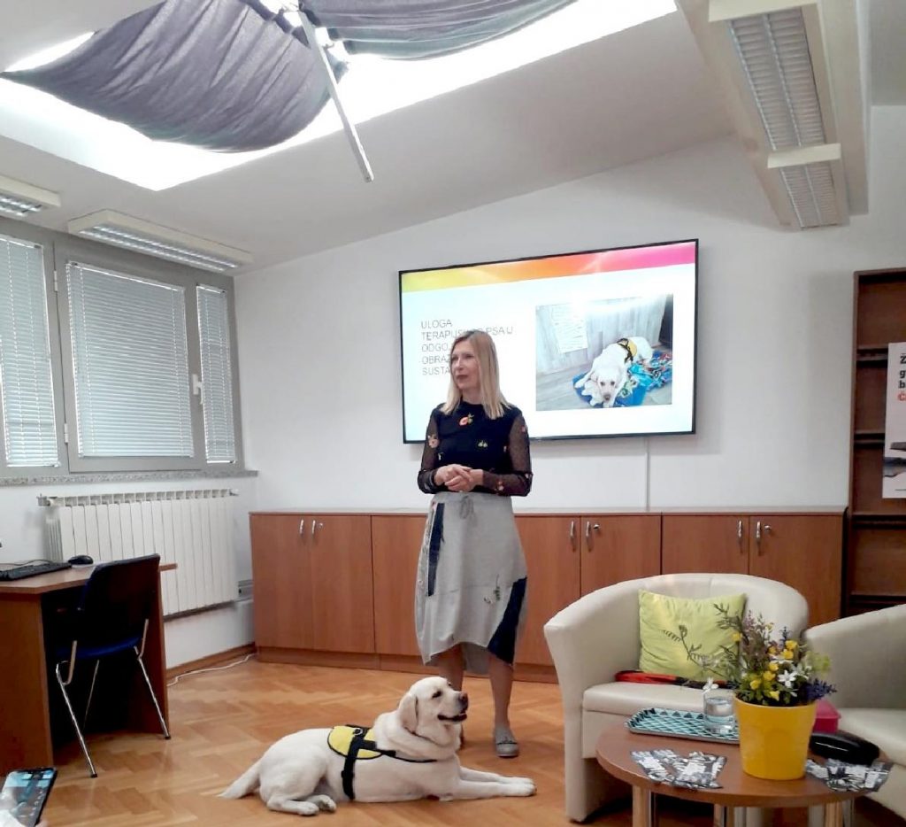 Stručna voditeljica Nataša i terapijski pas Luna u Medicinskoj školi Bjelovar 2022 04 28 pas luna 4