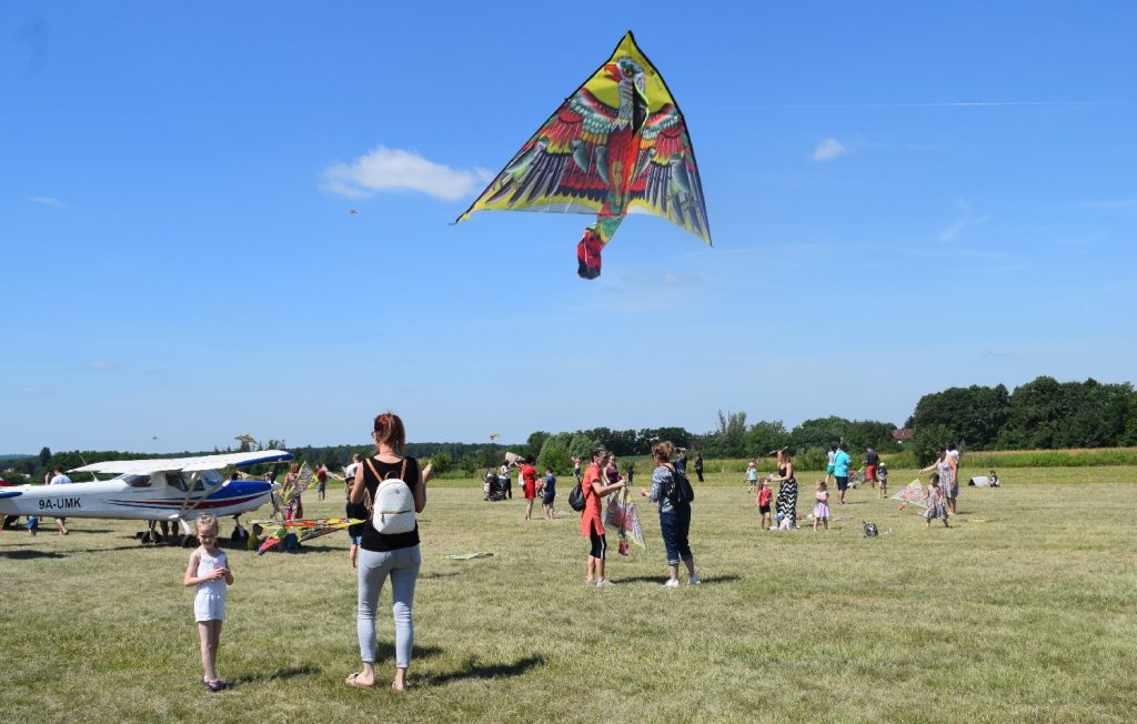 Dječja zmajada na Terezijani – Šareno nebo, smijeh i zmajevi u Brezovcu 2022 06 20 zmajada 4