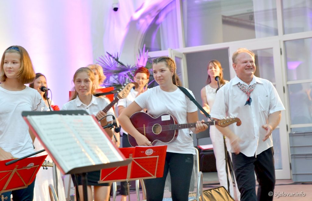 HORKUD Golub zatvorio sezonu nastupa koncertom “Tamburaški skok kroz pop i rock” 2022 07 02 horkud golub 127
