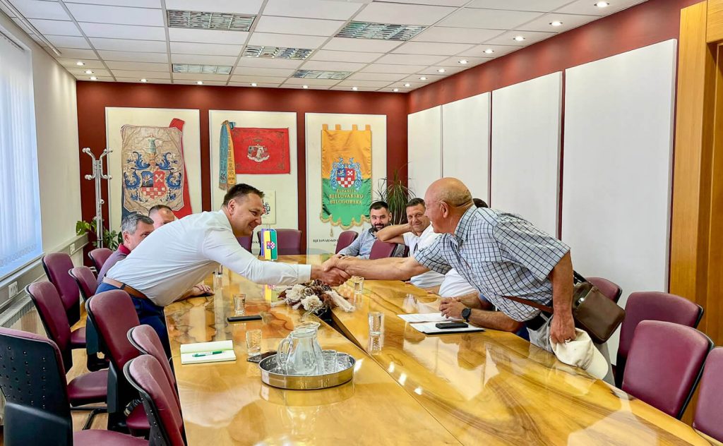 Mali drvoprerađivači u BBŽ-u zamolili županovu pomoć u osiguravanju pravednije raspodjele sirovine Mali drvoprerađivači u BBŽ zamolili županovu pomoć u osiguravanju pravednije raspodjele sirovine