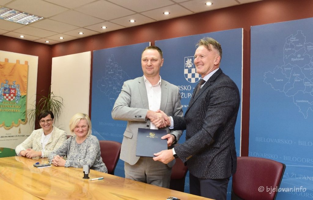 Tijekom iduće dvije godine, o prijevozu učenika županijskih osnovnih škola brinut će Čazmatrans 2022 12 16 bjelovar 30