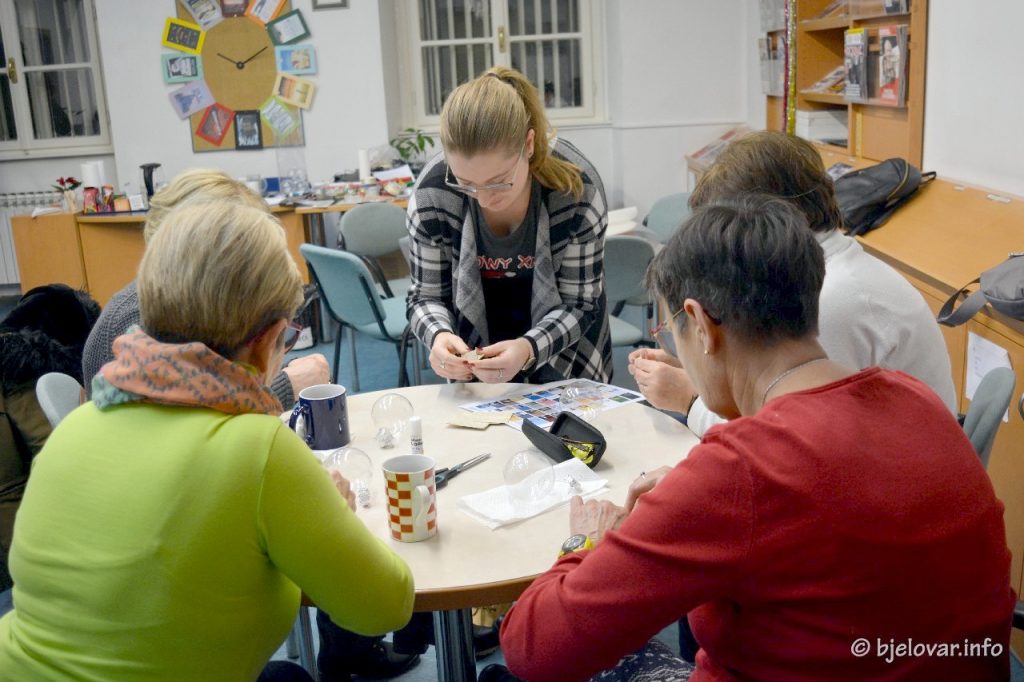 Spretne Bjelovarčanke ove će godine božićna drvca ukrasiti kuglicama s knjigama 2022 12 16 radionica 14