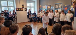 U POVODU BLAGDANA OTVORENA IZLOZBA RADOVA UCENIKA OSNOVNIH SKOLA 35