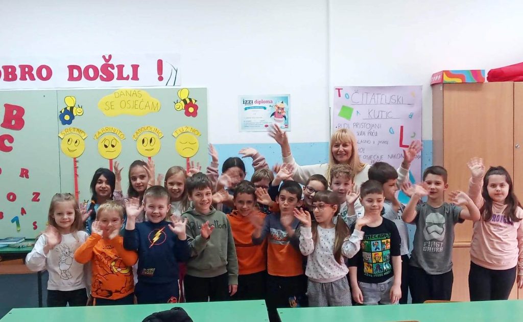 Učenici 1.b razreda IV. Osnovne škole Bjelovar na IZZI KVIZZI natjecanju zauzeli prvo mjesto i osvojili pametnu ploču cetvrta os bjelovar 3