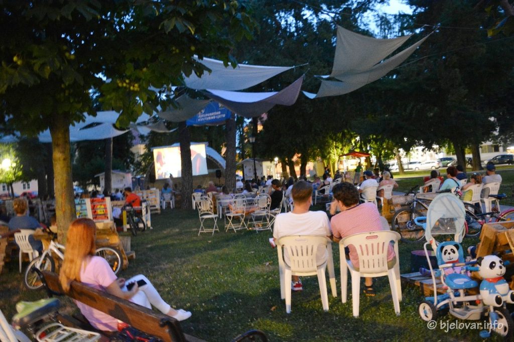 Kino pod zvijezdama večeras u Boho parku: Na rasporedu film „Odakle vjetar dolazi“ 2023 07 25 ljetno kino 2