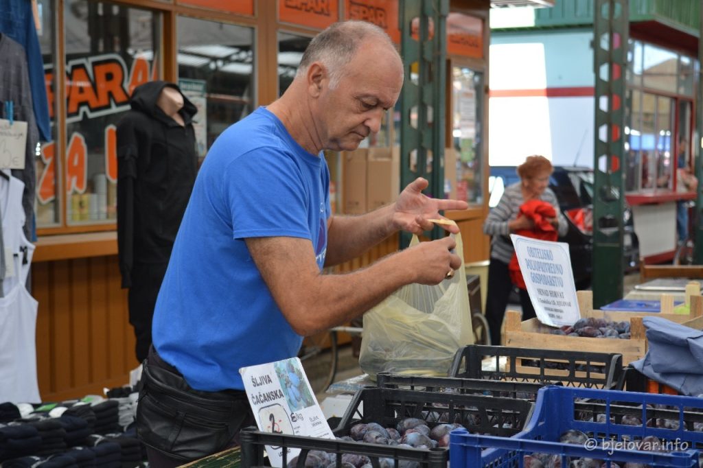 Kvaliteta šljiva odlična, ali je manji prinos. Nažalost, bjelovarska tržnica vrvi preprodavačima 2023 09 06 trznica bjelovar 10