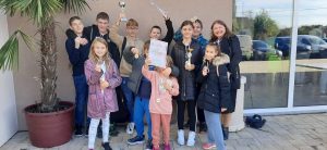 Clanovi zupanijskih ekipa IV . OS Bjelovar sa svojom voditeljicom Dejanom