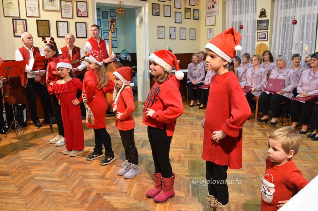 Božićni običaji češke nacionalne manjine oduševili brojne posjetitelje 2023 12 15 ceska obec bjelovar 52