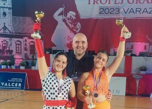 Ramona Pecar s trenerom Igorom Salamun i klupskom kolegicom Emili Sobak