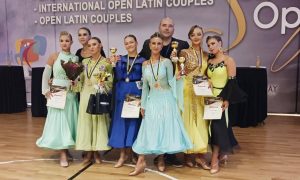Ramona sa klupskim prijateljicama i trenerom na WDSF natjecanju u Sarajevu1