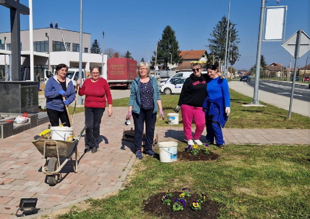 U Općini Rovišće prvi dan proljeća obilježen sadnjom cvijeća 2024 03 21 rovisce 1