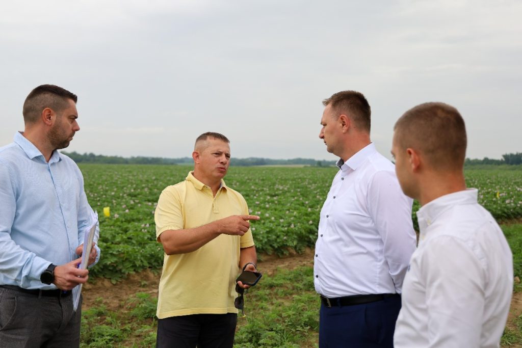 U povodu završetka Javnog poziva za kreditiranje proljetne sjetve župan Marušić obišao OPG Puškarić i najavio nove potpore 2024 05 21 puskaric 2