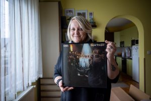 Manuela s nekima od najdrazih predmeta iz zbirke 3