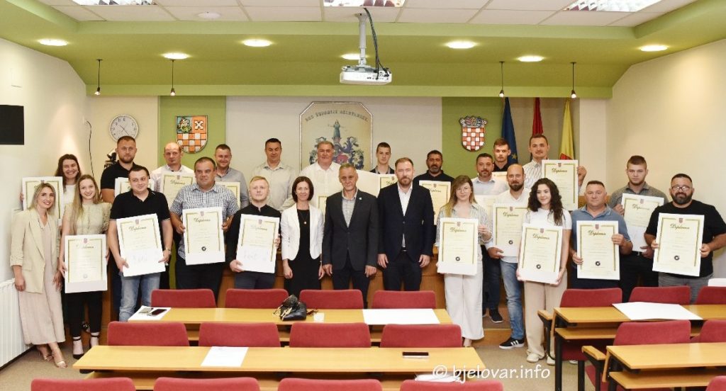 (FOTO) Majstorski ispit položilo 28 kandidata. Svečano im uručene diplome 2024 06 28 majstori diplome 70