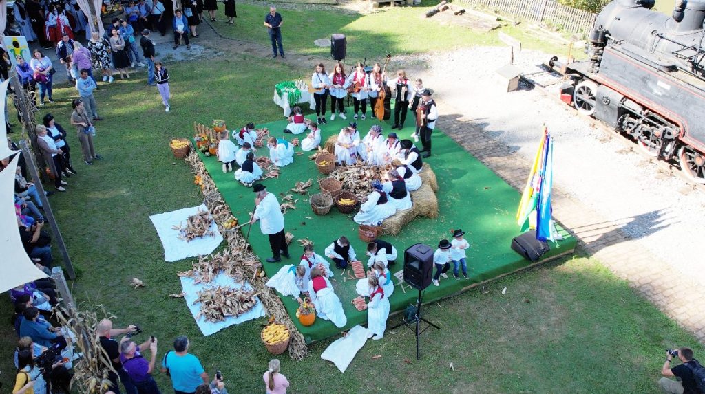 NE ZABORAVIMO TRADICIJU Posjetite 6. Velikogrđevačku Komušanu i Fijakerijadu 2024 09 24 komusana 2