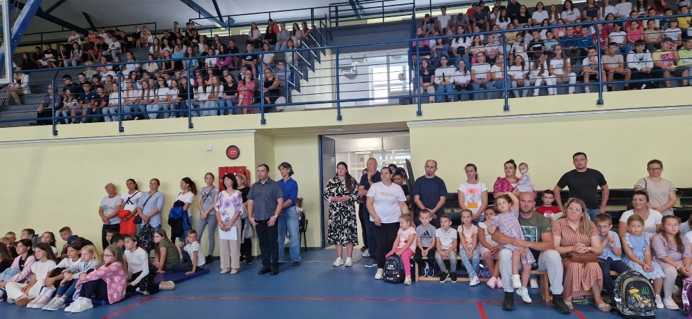 Slavko Prišćan posjetio učenike: Općina Rovišće je osigurala bilježnice i školski pribor 458987711 910029057817327 2243119804585693386 n