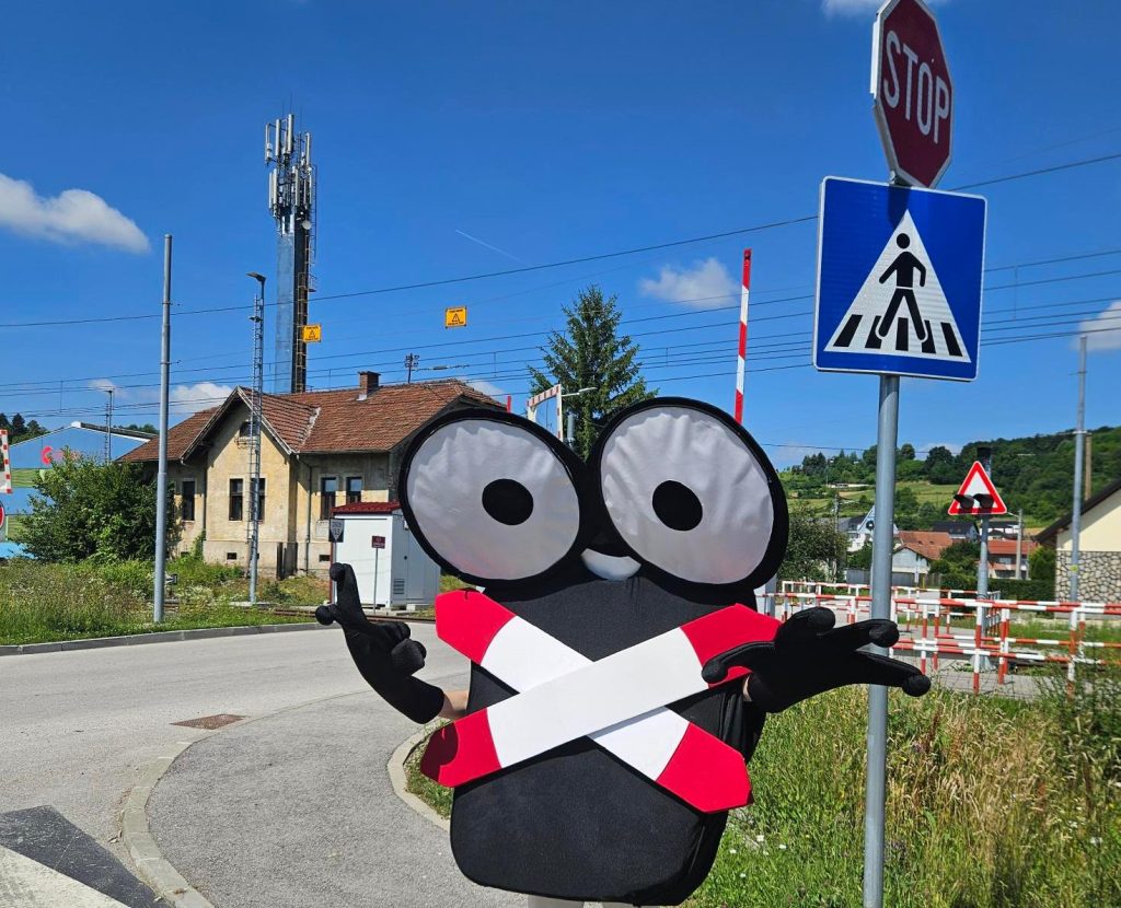 HŽ INFRASTRUKTURA – Uz žapca Andriju sigurno na putu do škole: Oprez u blizini željezničke pruge! Zabac Andrija 1