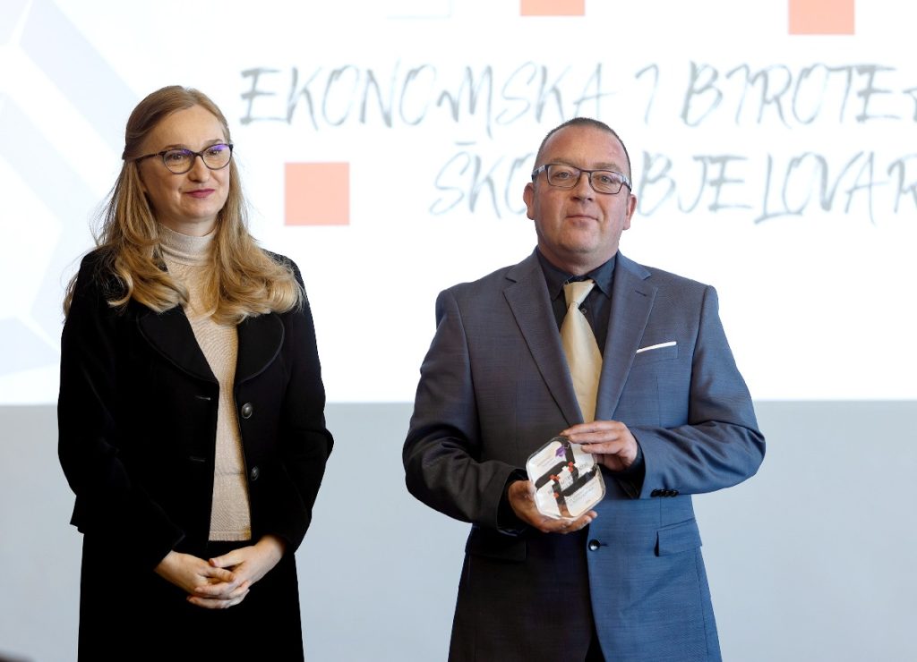 (FOTOGALERIJA) Ekonomska i birotehnička škola Bjelovar OSVOJILA NAGRADU Akademije zagrebačke burze 2024 12 16 nagrada 3