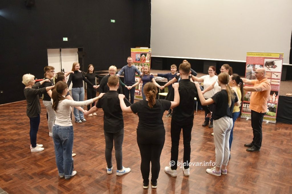 Bjelovarsko-bilogorska županija čuvar narodnih običaja – održan seminar Dječjeg folklora u Rovišću 2025 02 18 seminar 1