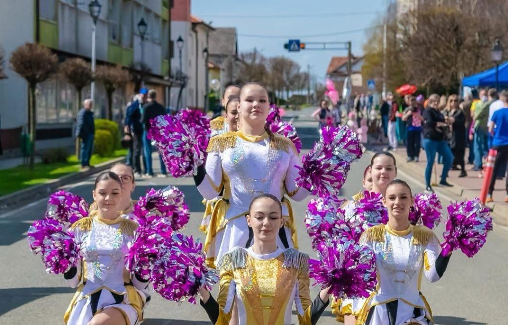 Čazmanske mažoretkinje otvaraju vrata novim članovima: Pridruži se svijetu plesa i akrobacija! cazma mazoretkinje naslovna foto