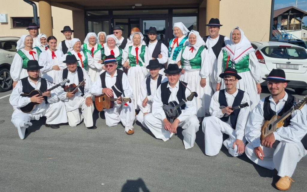 Bogatstvo tradicije: 25. Smotra folklora i 4. Smotra tamburaša stižu u Veliko Trojstvo! smotra folklora bbz