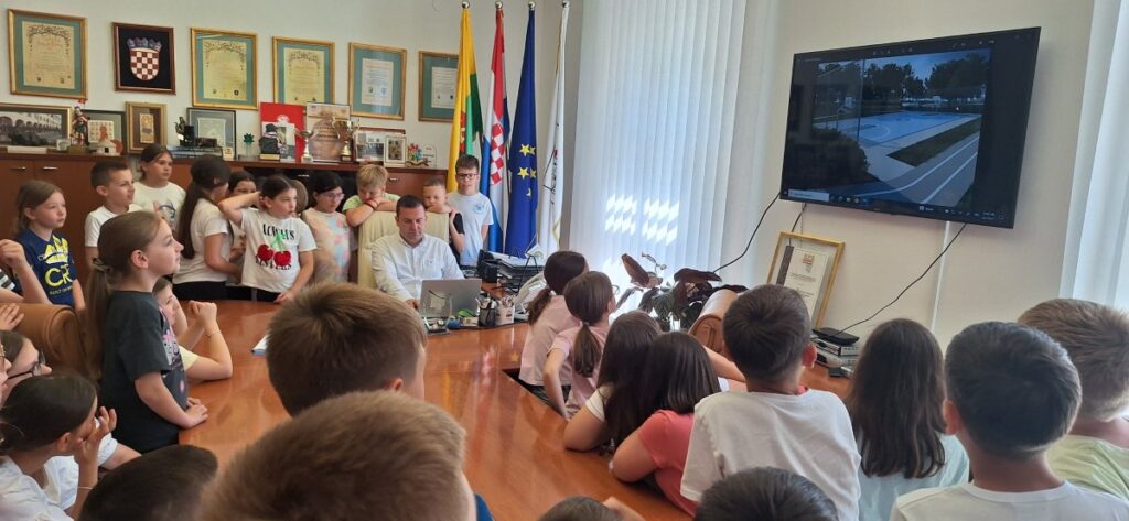 Mali građani s velikim pitanjima: Učenici posjetili Gradsku upravu! 502524624 1276306131171117 4749702235798040201 n