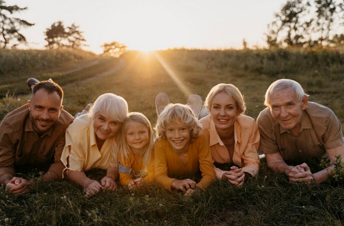 Danas slavimo one koji su nam prvi pričali priče, grijali dlanove i učili ljubavi: 5. Svjetski dan djedova, baka i starijih osoba 2025 07 27 111908