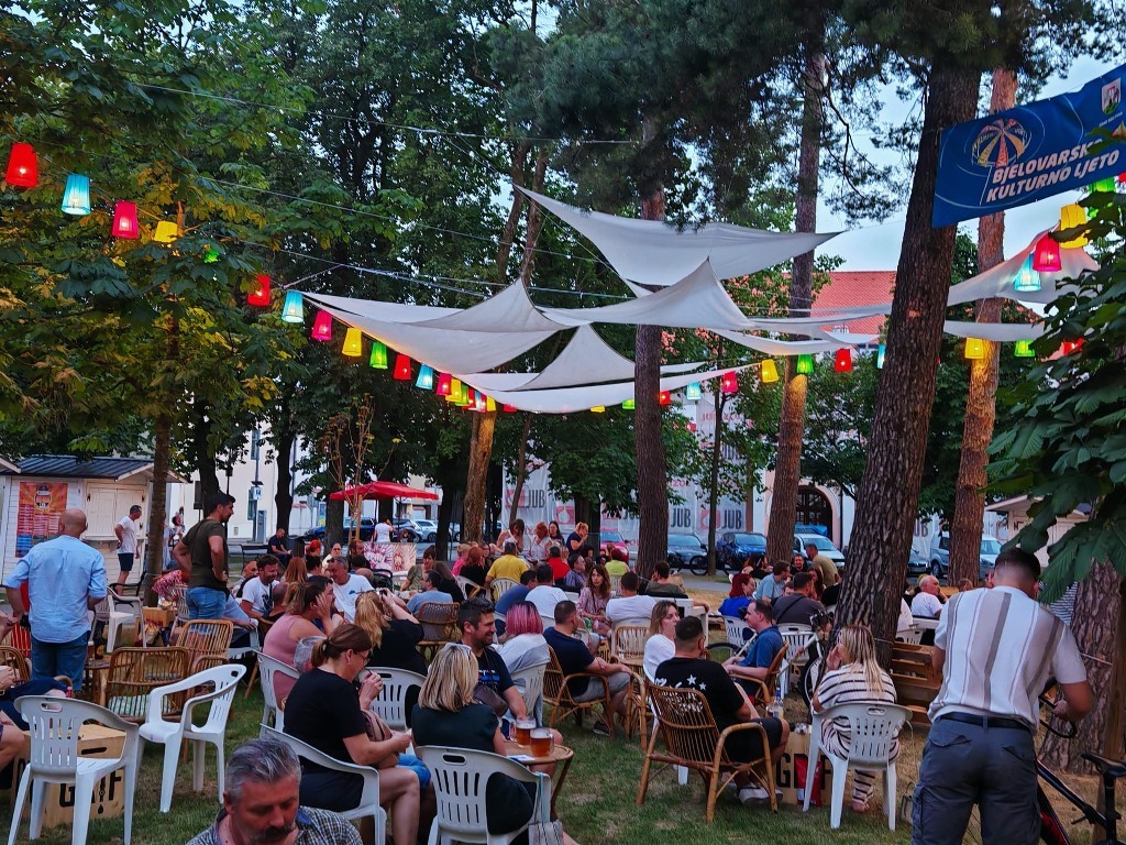 Bjelovar pokazao koliko voli kvizove: Više od 130 ljudi u Boho parku na Trivija kvizu s Ivanom Ilekovićem 2025 07 02 kviz 11