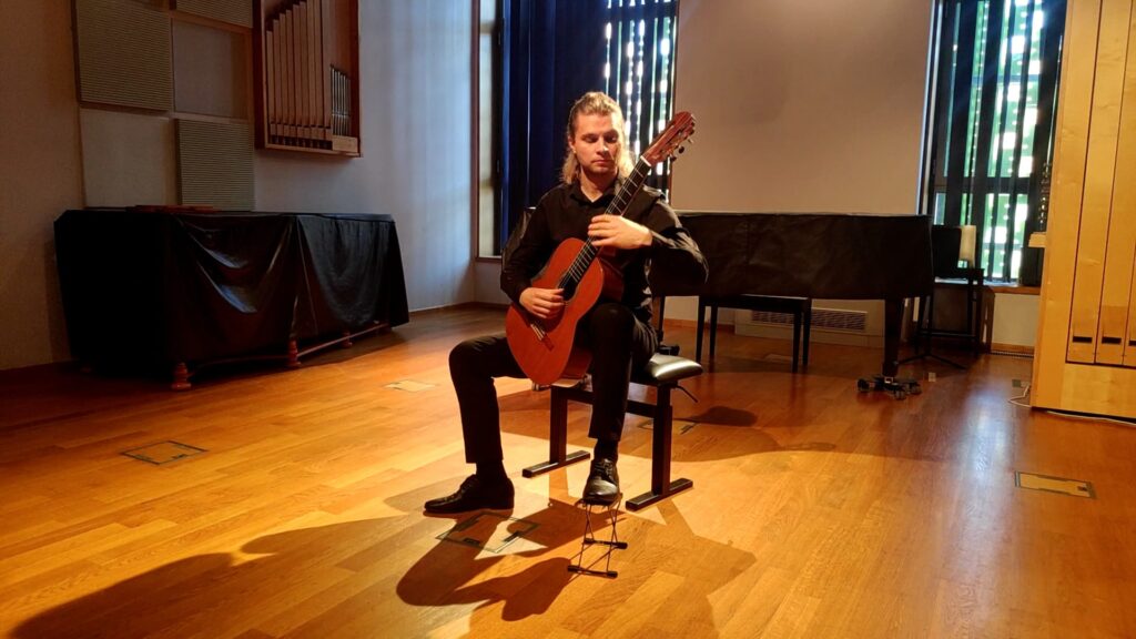 Ritam ljeta: Bjelovar poziva na glazbene večeri uz poznate hitove i gitaristu Luku Goleca! luka golec gitara