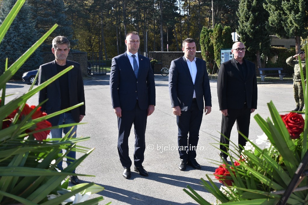 Sjećanje i zahvalnost – Povodom Svih svetih i Dušnog dana položeni vijenci i zapaljene svijeće 2025 10 31 svihsvetih 45