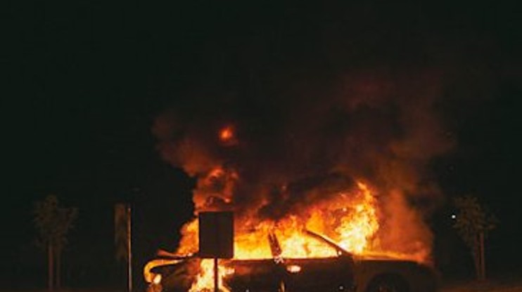 Automobil se zapalio i izgorio u potpunosti, policija otkrila uzrok 2025 11 12 084701