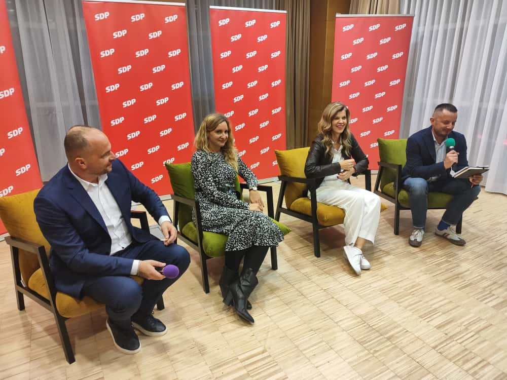 (FOTO) SDP krenuo u dijalog s građanima: “Zdravstvo mora biti dostupno svima, a ne privilegija bogatih” IMG 20251106 WA0005