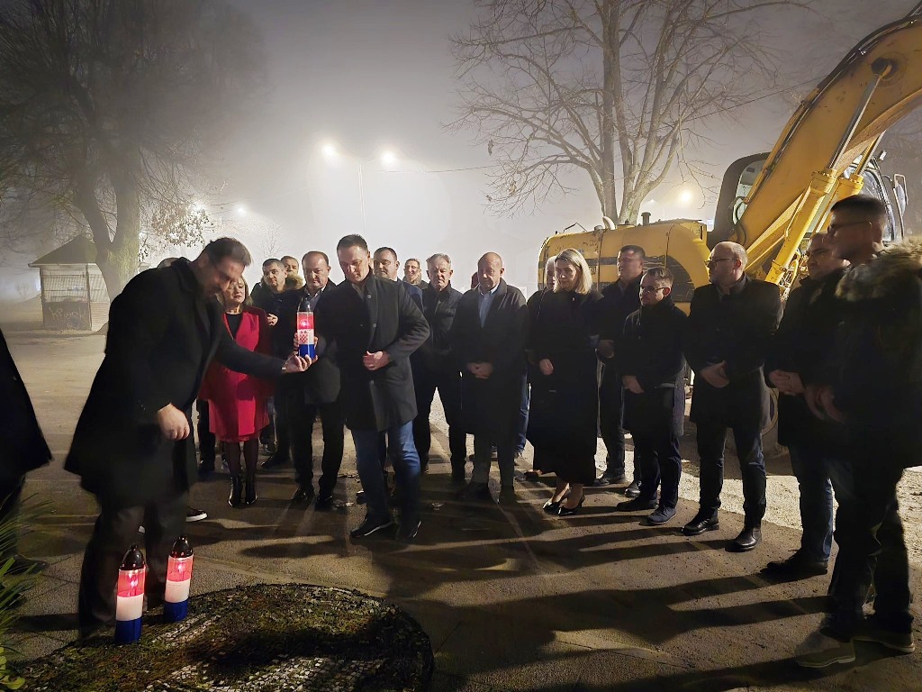 Bjelovarski HDZ odao počast prvom hrvatskom predsjedniku dr. Franji Tuđmanu 2025 12 10 hdzbjelovar 3