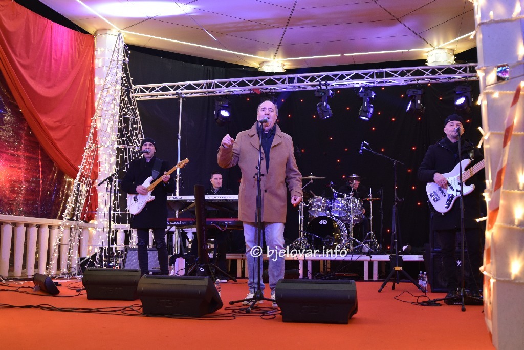 Spektakl u Bjelovaru: Mladen Grdović raspjevao grad i pretvorio Advent u pravu glazbenu čaroliju 2025 12 26 mladen grdovic 5