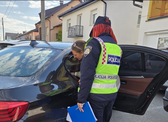 (FOTO) Policija kod vrtića „Ciciban“ kontrolirala dječje sjedalice: tek troje djece pravilno vezano 2026 04 23 161435
