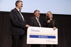 Proslogodisnja dobitnica Helena Babic i osnivaci inicijative Kristijan Cinotti i Ivan Topcic 002