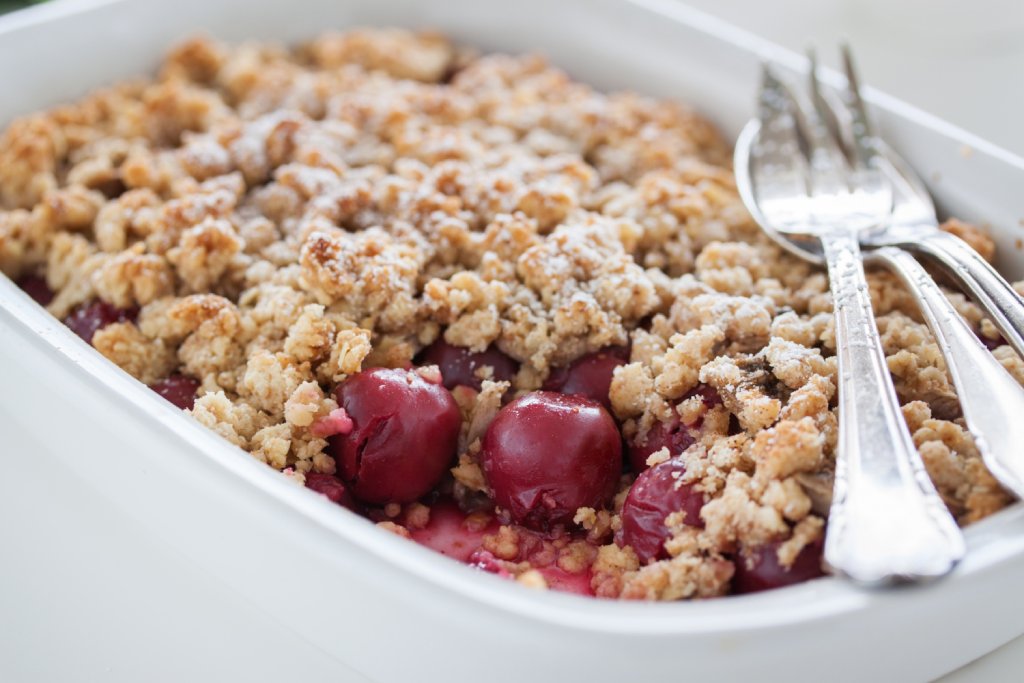 Iskoristite sezonu trešanja i višanja: Donosimo recept za brzi domaći crumble recept crumble od tresanja visanja