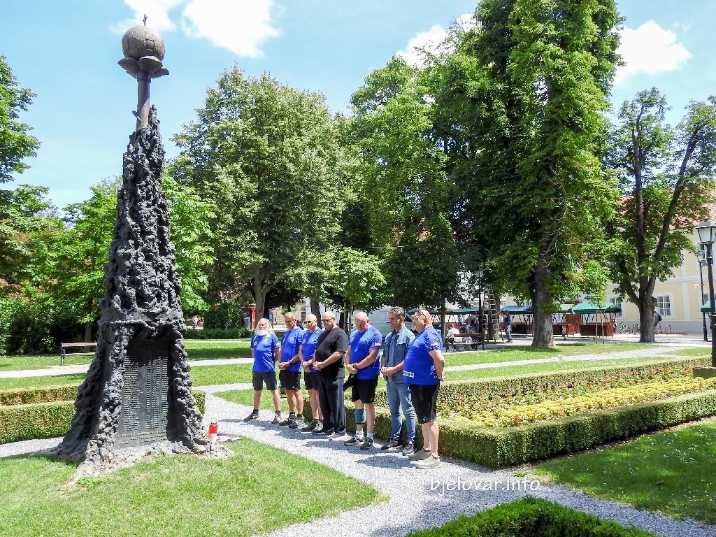 Hodači projekta „Jedno srce – jedna duša od Vukovara do Dubrovnika“ odali počast braniteljima u Bjelovaru 2026 06 06 hodaci projekt 10
