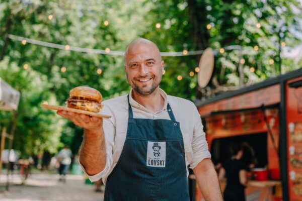 Marko Lusic Grof Lovski s burgerom posvecenom Mariji Tereziji