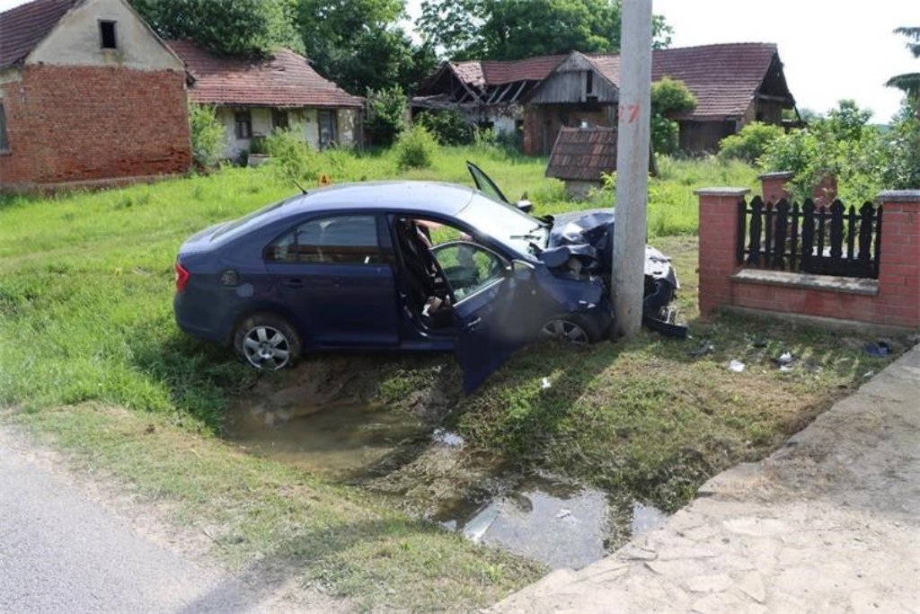Teške ozljede nakon izlijetanja u Bereku, a u Donjem Daruvaru pijani vozač udario u stup! berek1